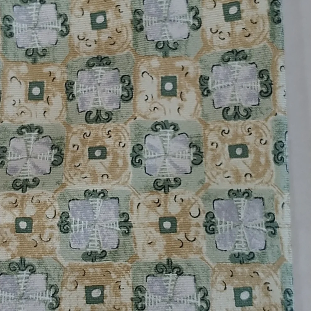 The Metropolitan Museum of Art 100% Imported Silk Tie Green/Tan Shades of Color - Picture 3 of 7